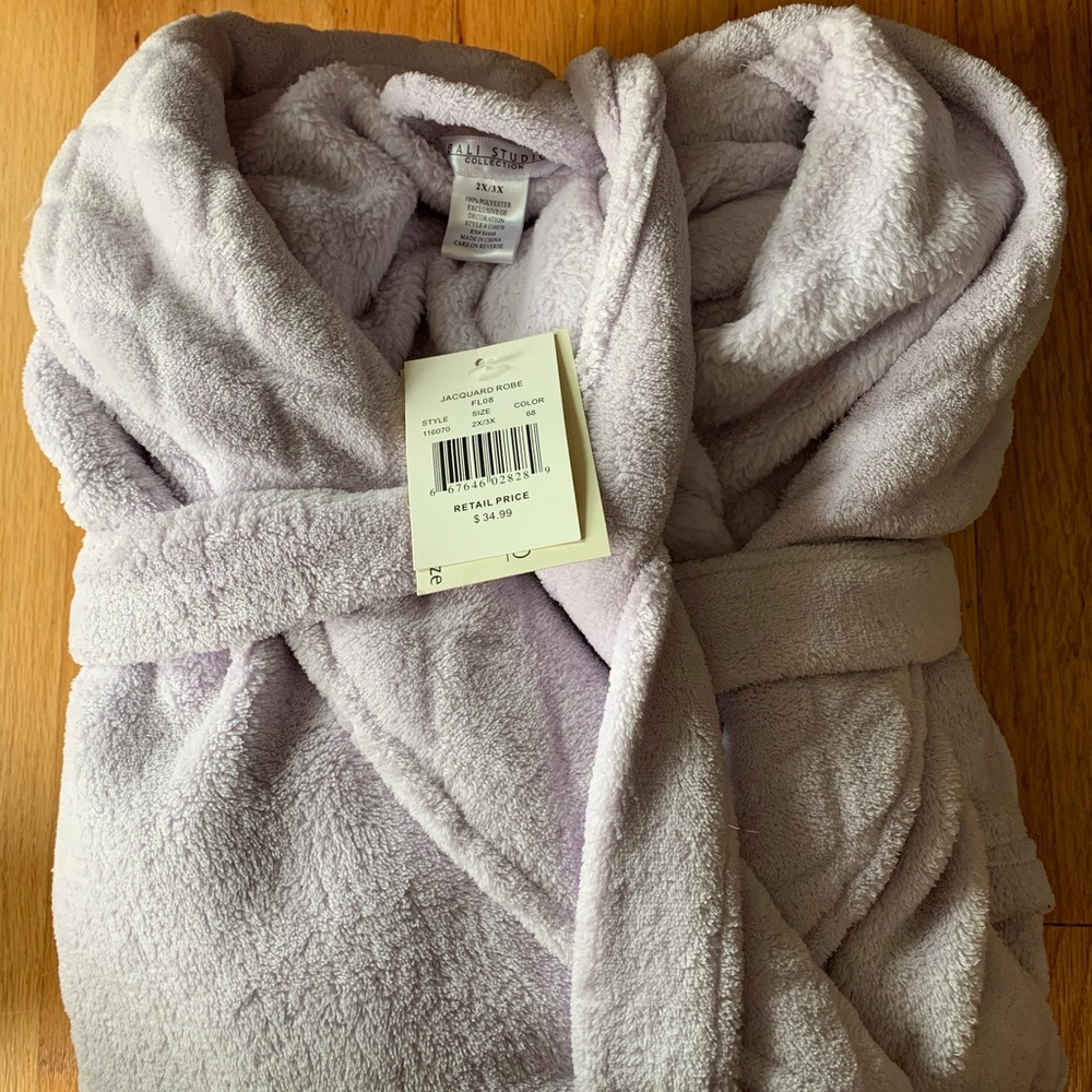 NWT. Women’s robe 2x/3x